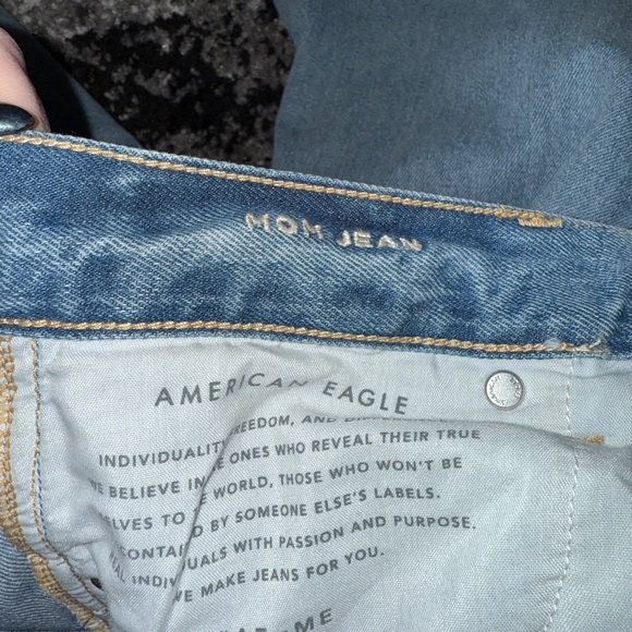 American Eagle Distressed mom jeans - Picture 5 of 7